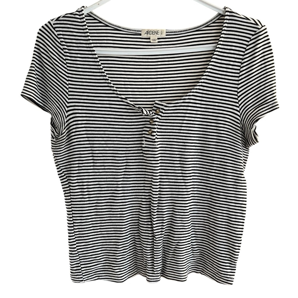 🐚🪼 2/15$ TOPS 🪼🐚  Women's Black & White Striped Scoop Neck Tee